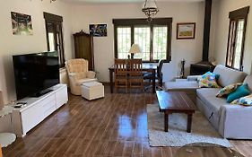 Chalet Dani con calef, chimenea y gallinas a 5min de Puy Du Fou